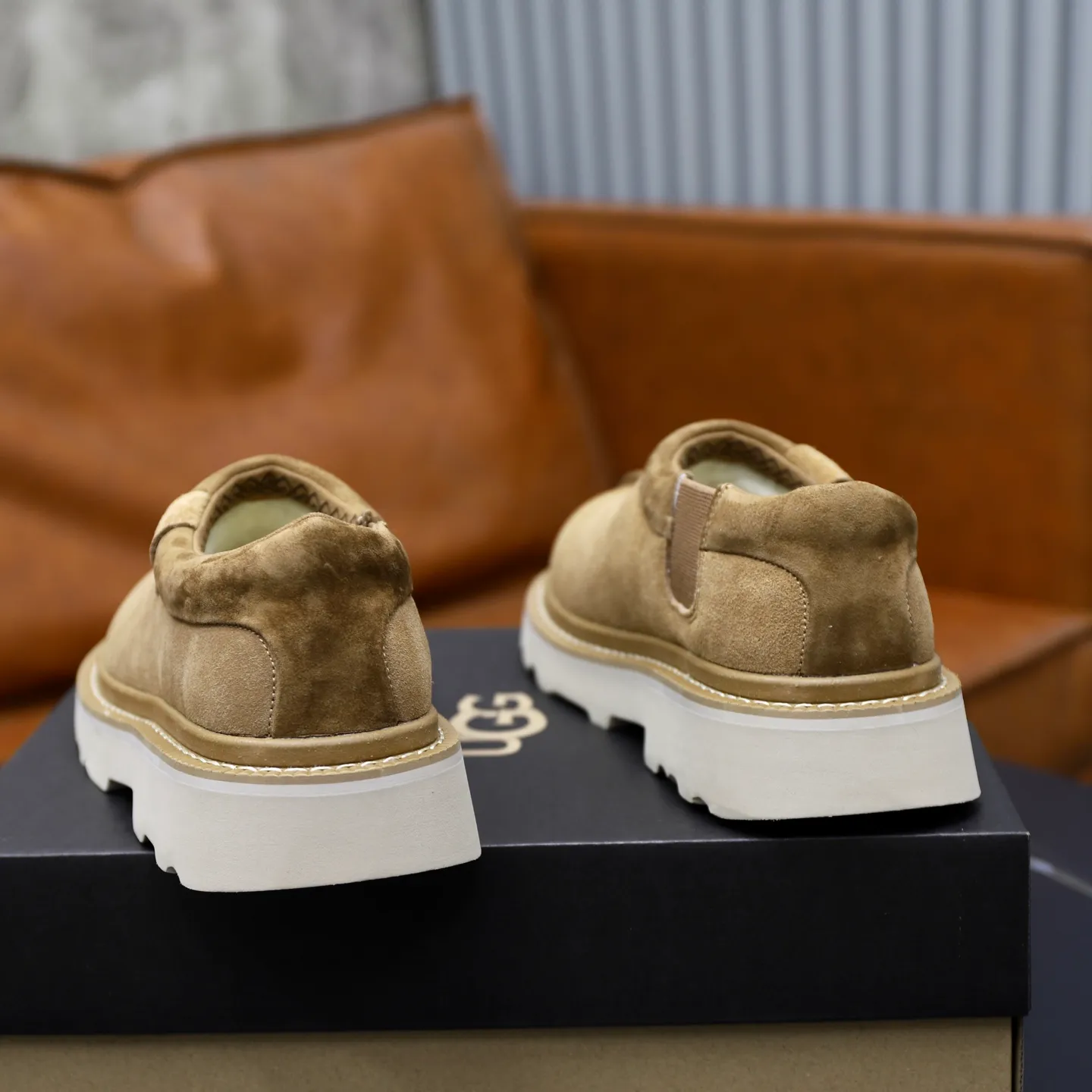 Ex-factory price: 580💰Thick wool imported from Australia Brand: UGG genuine purchasing agent Size: 39-45 Grade: Official website 1:1 Material: First layer of genuine leather waterproof and antifreeze upper Real wool lining Original non-slip soft wear-resistant outsole Style category: Men's casual shoes Trendy style Comfortable on the feet Color: Official website color synchronization
